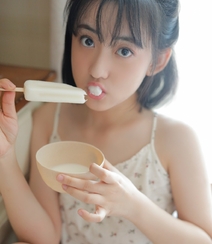 爱吃零食的短裤长腿萝莉美少女性感个人写真图片组图1