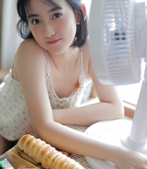 爱吃零食的短裤长腿萝莉美少女性感个人写真图片组图6