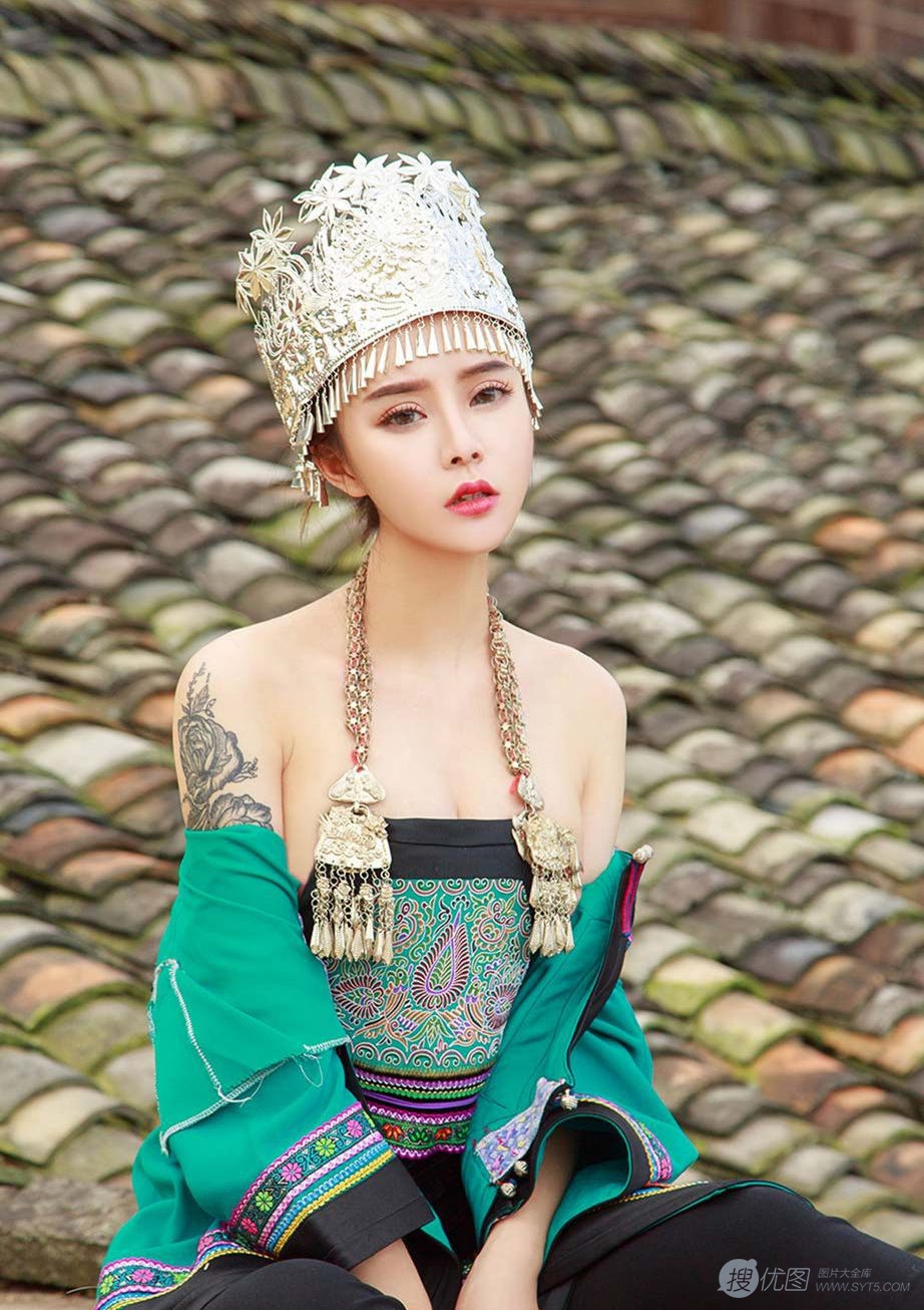 苗族美女爱丽莎山村山寨性感少数名族风写真图片套图7