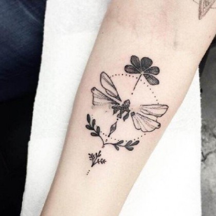 男生手臂手腕上的昆虫、蝴蝶、动物等纹身小图案欣赏