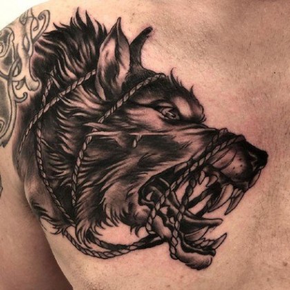 狼头图腾纹身，凶狠霸气张大嘴巴的饿狼纹身图案欣赏