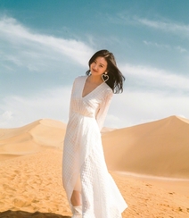 景甜着白裙沙漠舞动红纱唯美写真 最近很流行红色纱巾啊！组图3