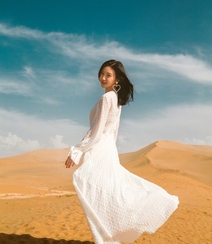 景甜着白裙沙漠舞动红纱唯美写真 最近很流行红色纱巾啊！组图9