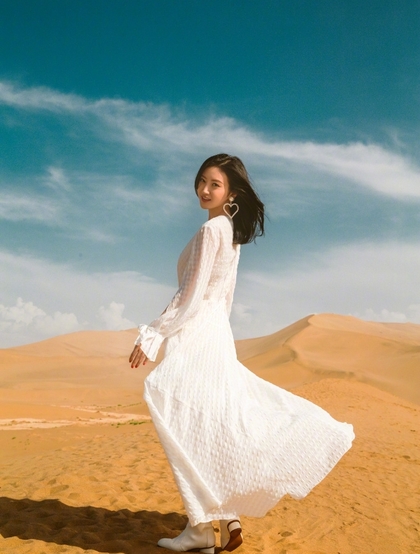 景甜着白裙沙漠舞动红纱唯美写真 最近很流行红色纱巾啊！