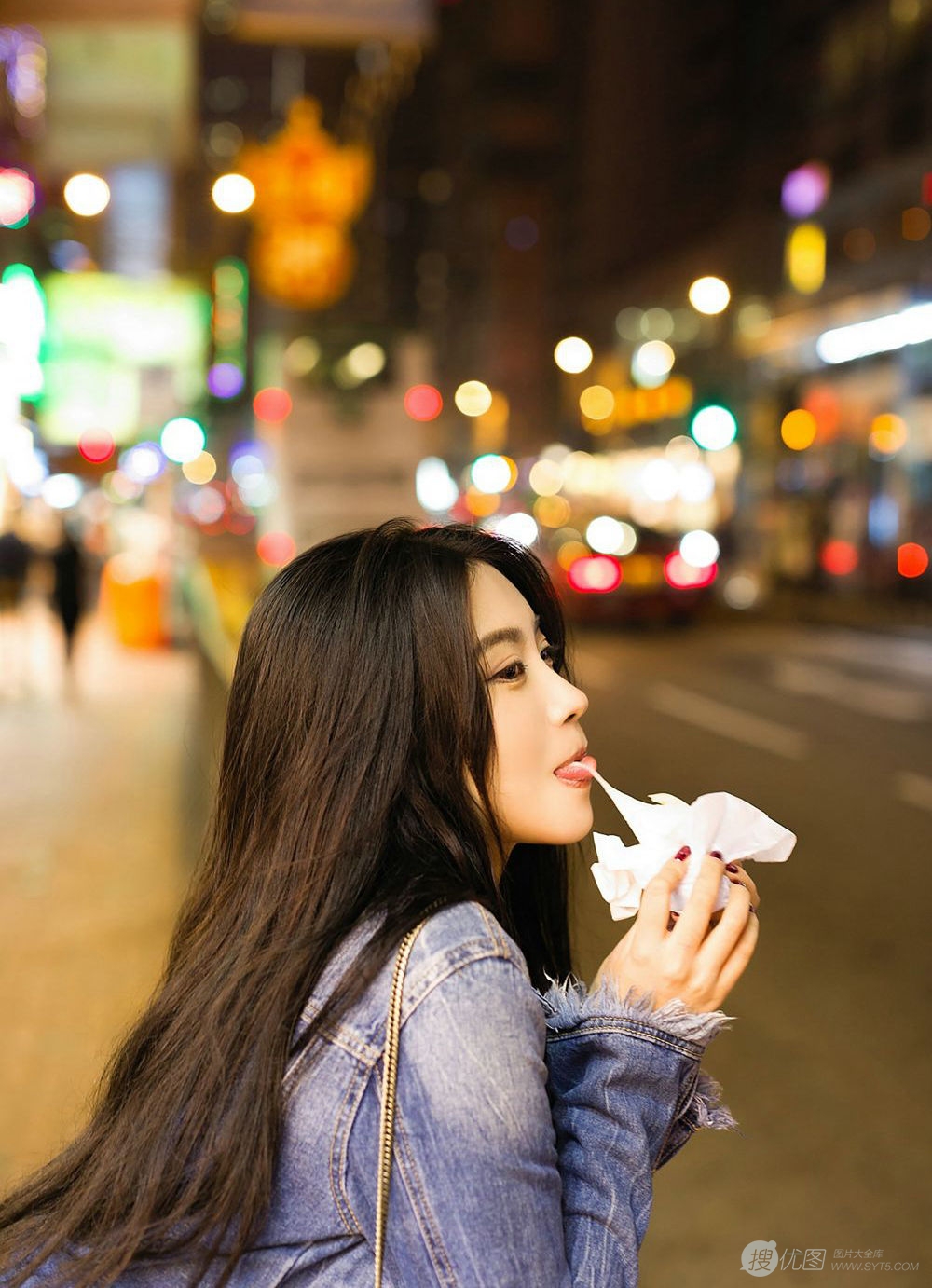 高挑气质女神Sabrina个性破洞牛仔短裤香港街头街拍写真图片