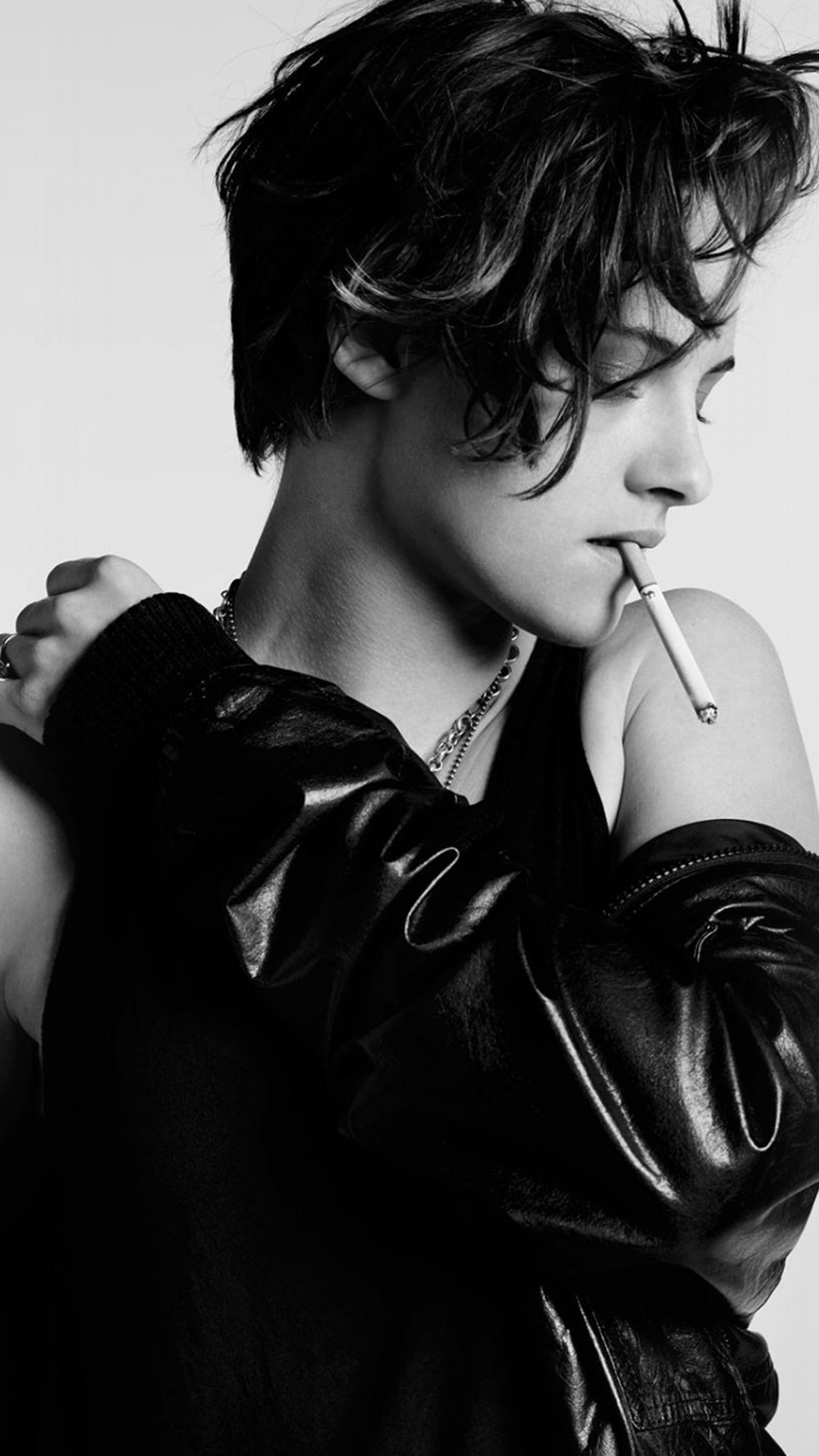 欧美短发美女与烟的黑色风格写真手机壁纸