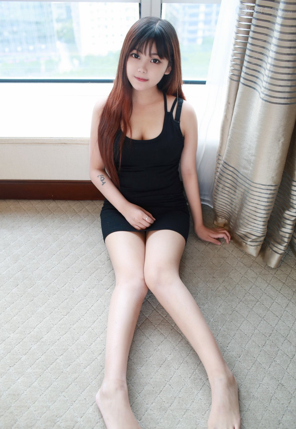 脸蛋很萌身材很丰满的极品美女小月儿性感写真图集套图5