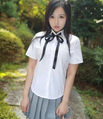 紧身制服短裙丰满美少女徐微微户外公园性感写真图集组图4