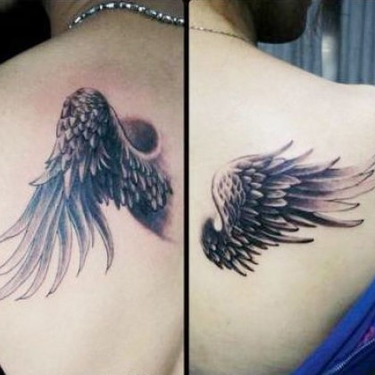 情侣背部各有一只飞翔中的的翅膀纹身图案