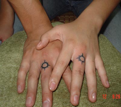 情侣手指，背部或脚腕上的简单太阳光环纹身小图案图片