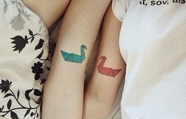 简单个性的一人一只红绿纸鹤情侣纹身小图案图片