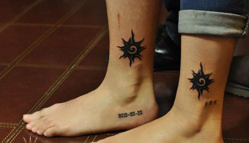 情侣手指，背部或脚腕上的简单太阳光环纹身小图案图片