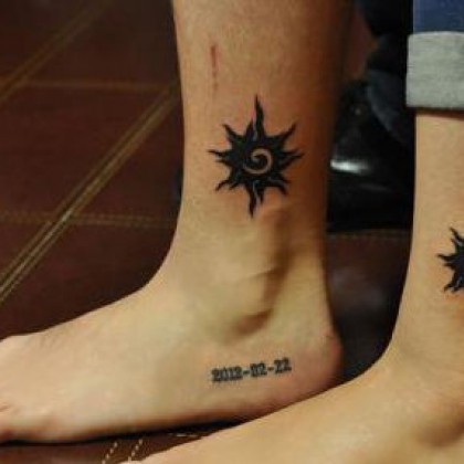 情侣手指，背部或脚腕上的简单太阳光环纹身小图案