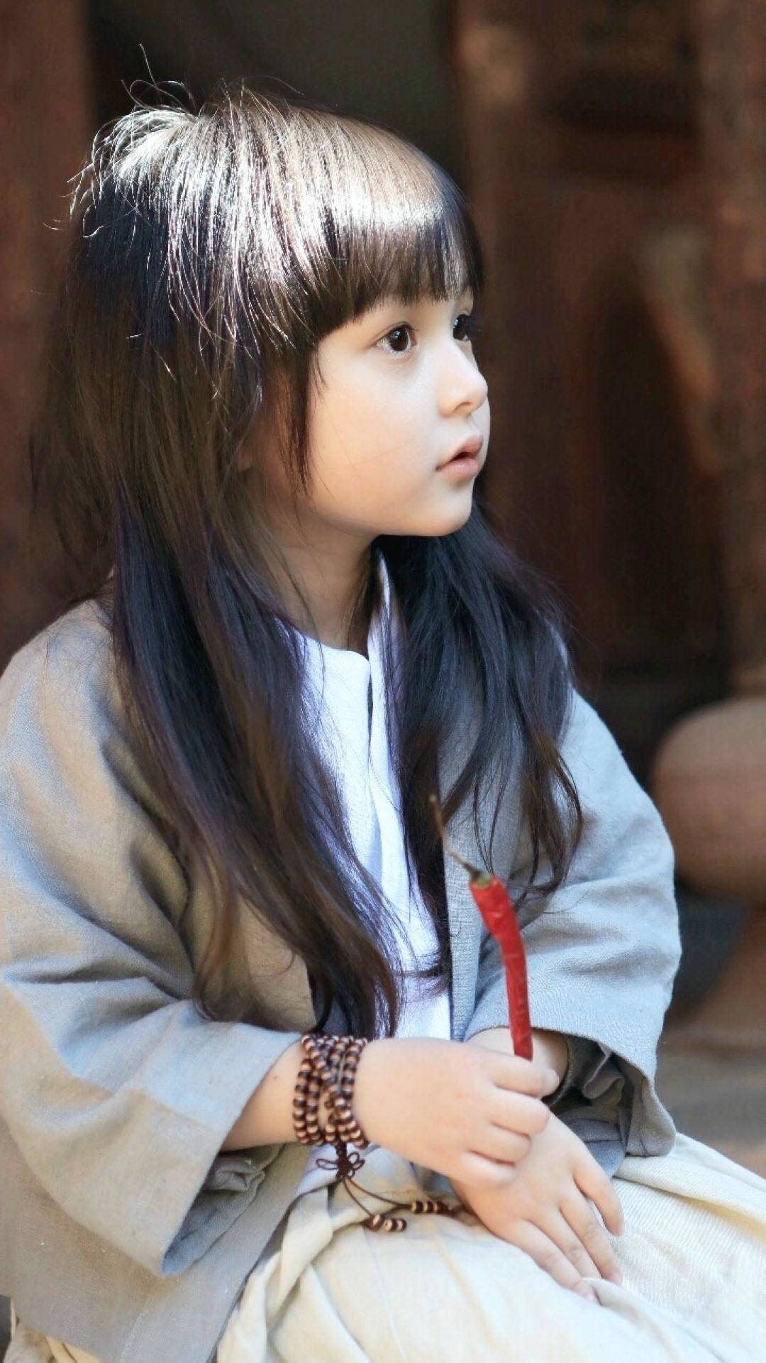 可爱齐刘海长发小女孩刘楚恬安静坐着的手机壁纸