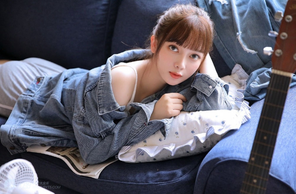 极品日系美少女牛仔服搭吊带背心短裤私房玩吉他写真集套图3