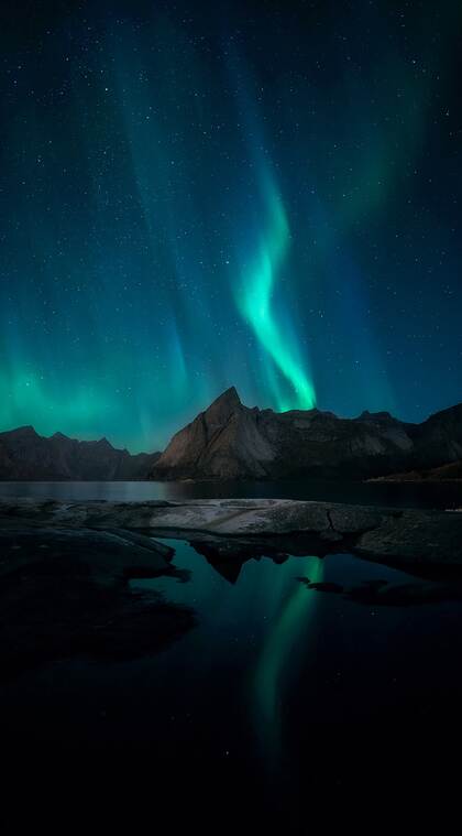 梦幻唯美的蓝青北极光在山水间的好看风景手机壁纸