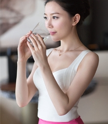 性感白皙酒窝美女着卫衣短裤展大白美腿好看私房写真组图7