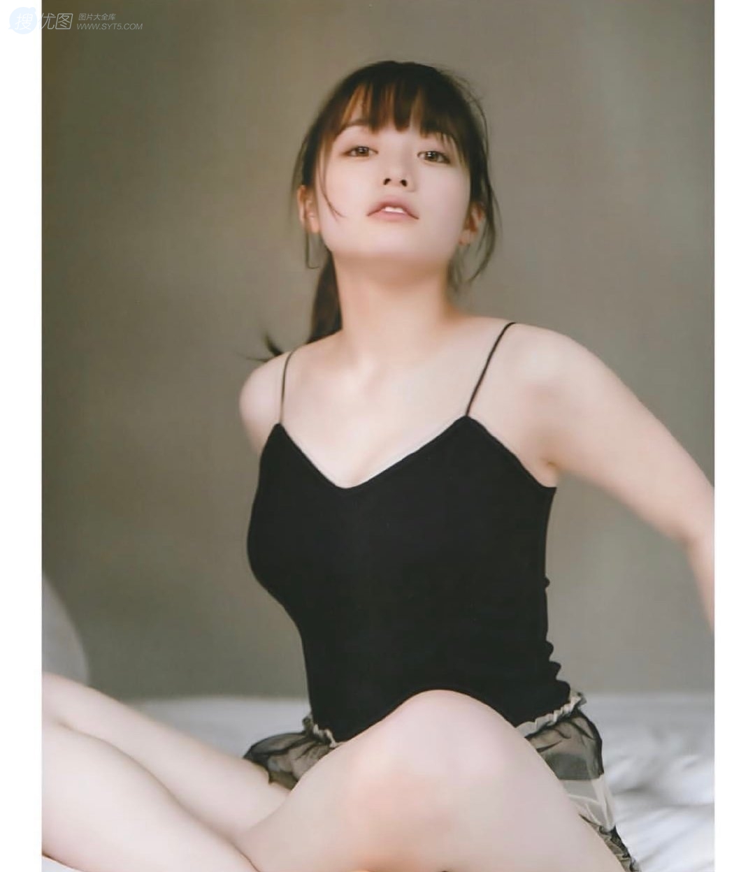 日本女星桥本环奈黑色吊带背心短裤性感私房照图片