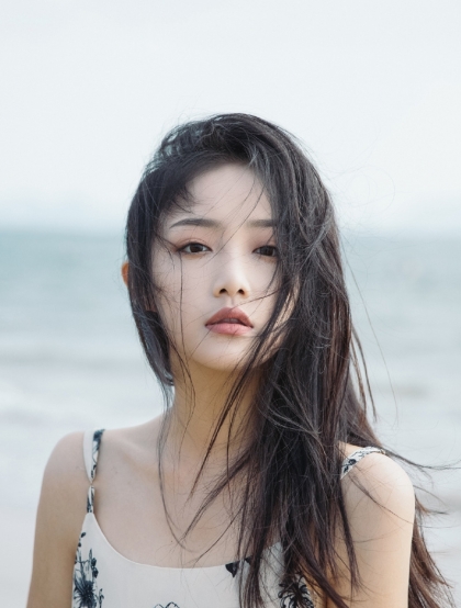 美女吴佳怡清新海边写真图片