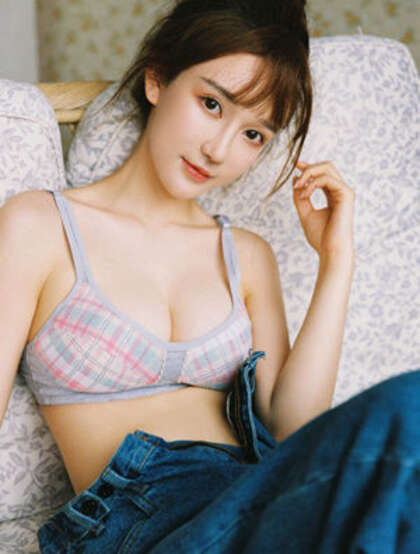 极品高颜值内衣牛仔裤大胸美女私房沙发上迷人写真图片