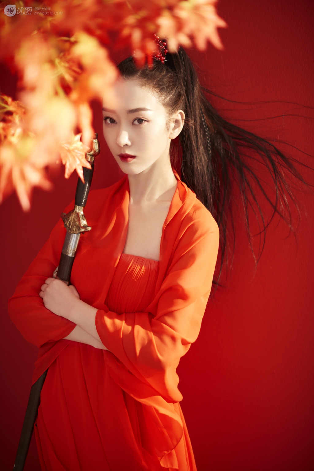 美女宣璐鲜艳红色古装打扮枫叶树下论剑写真美图图片