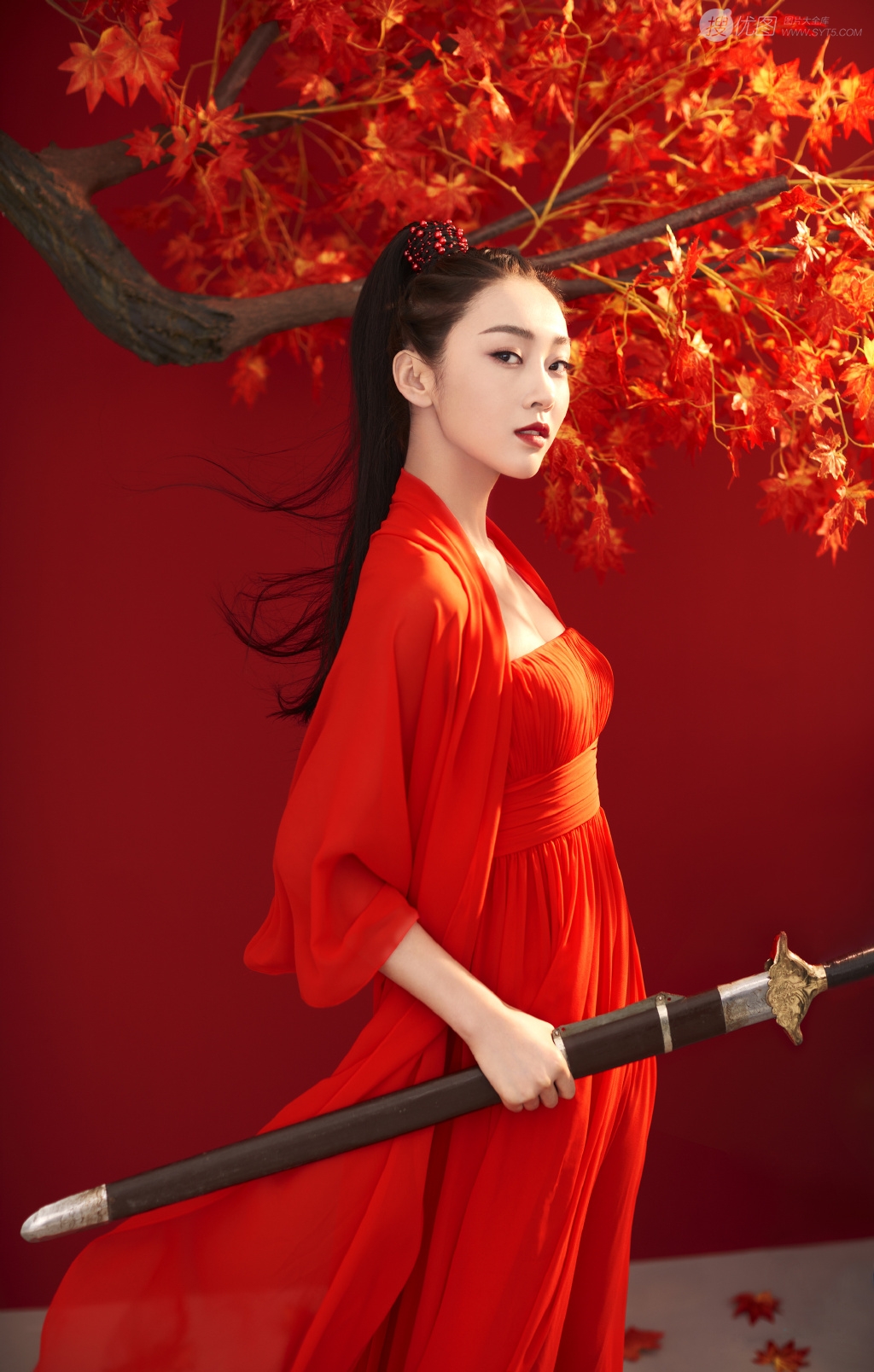 美女宣璐鲜艳红色古装打扮枫叶树下论剑写真美图图片