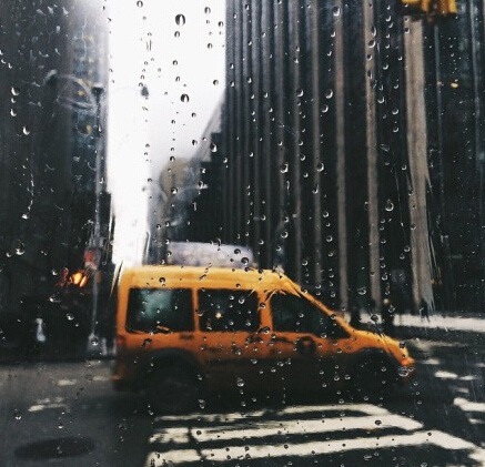 唯美雨景，带着水滴的镜头下城市人物和街景图片