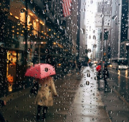 唯美雨景，带着水滴的镜头下城市人物和街景图片