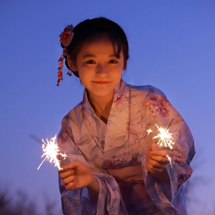 玩烟花的日本少女微信头像图片