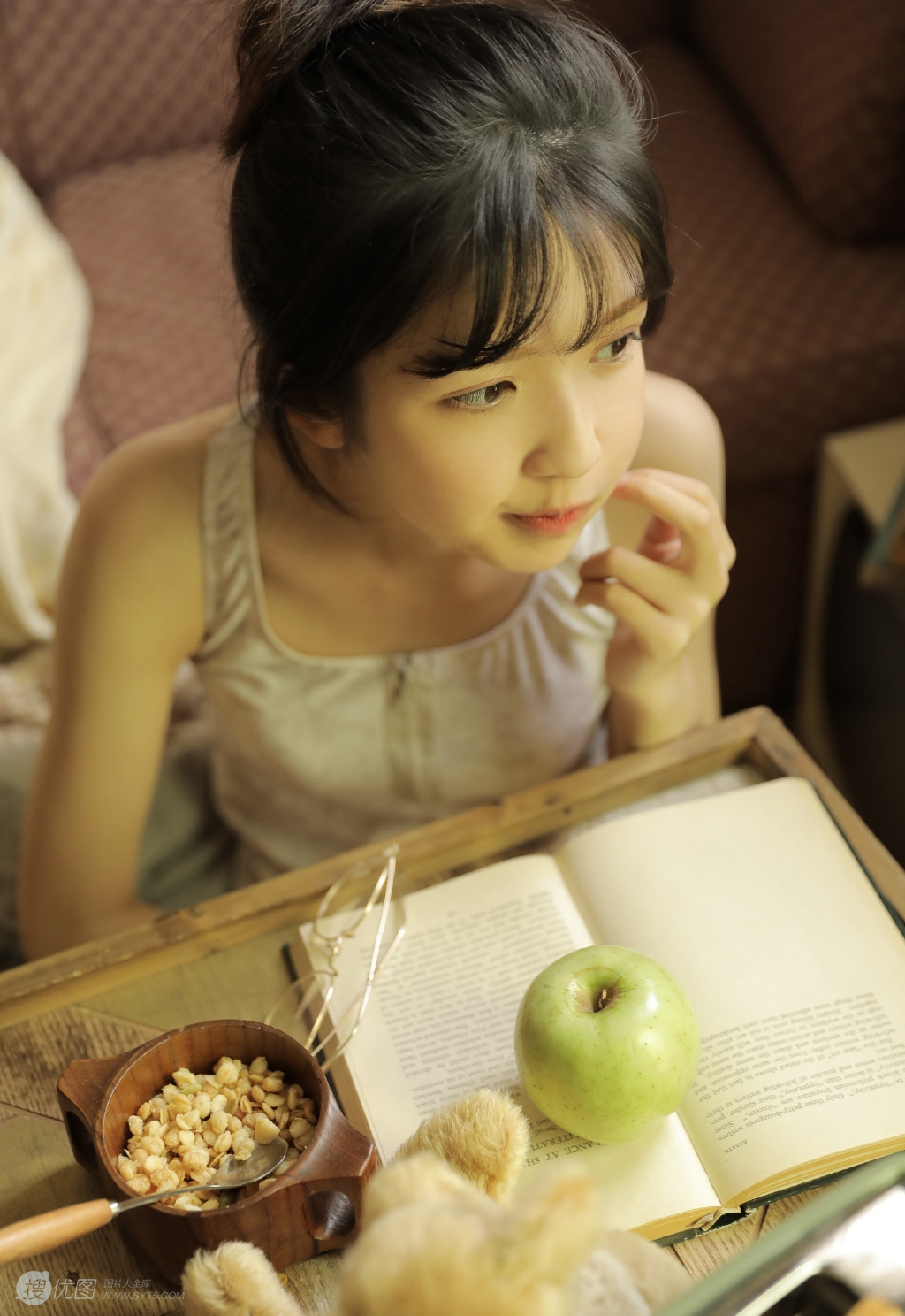 睁一只眼，闭一只眼，精致丸子头短裤美少女居家日常写真套图7