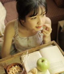 睁一只眼，闭一只眼，精致丸子头短裤美少女居家日常写真组图7