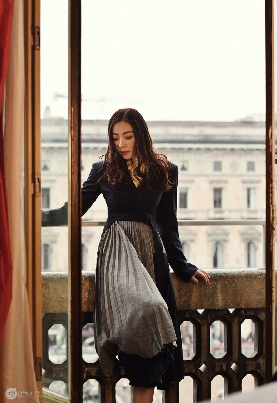 熊黛林意大利米兰旅拍写真，古堡阳台前尽显婀娜身姿图片
