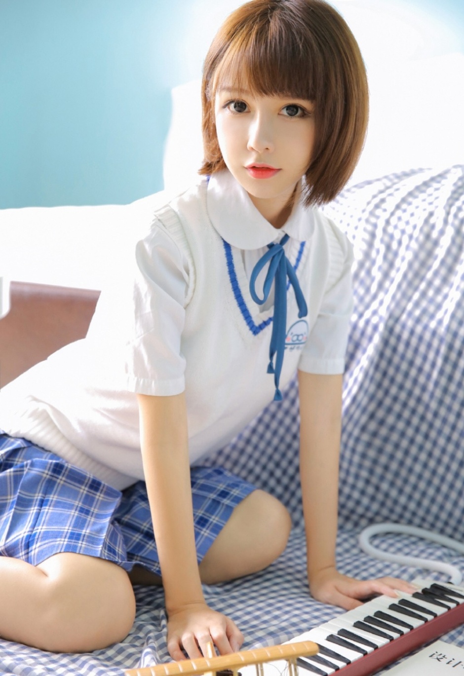 比草莓还甜，甜美气质短发制服美少女手拿草莓好看写真套图10