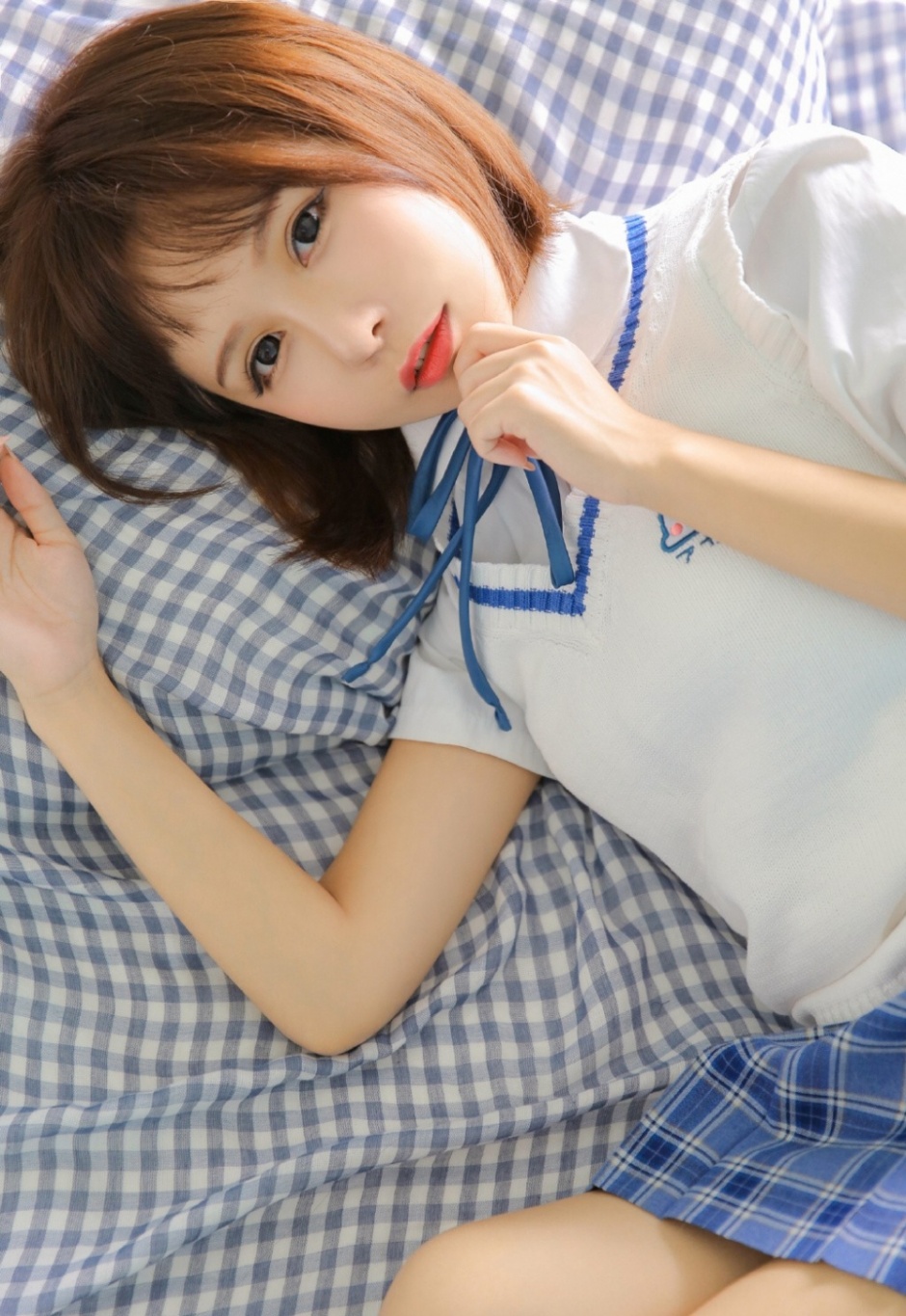 比草莓还甜，甜美气质短发制服美少女手拿草莓好看写真套图8