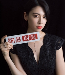 三吉彩花深V黑裙酷冷时尚写真，短发夹耳优雅性感而迷人组图4