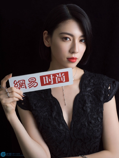 三吉彩花深V黑裙酷冷时尚写真，短发夹耳优雅性感而迷人