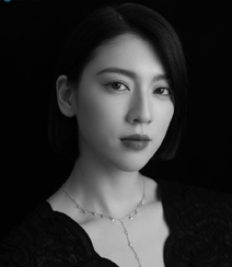 三吉彩花深V黑裙酷冷时尚写真，短发夹耳优雅性感而迷人组图6