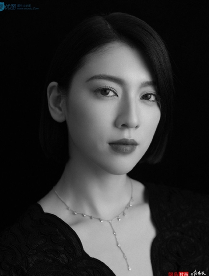 三吉彩花深V黑裙酷冷时尚写真，短发夹耳优雅性感而迷人