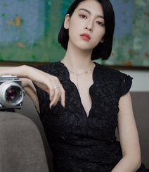 三吉彩花深V黑裙酷冷时尚写真，短发夹耳优雅性感而迷人