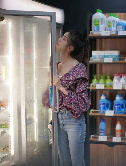 陈瑶穿着紧身牛仔裤现身超市，认真挑选商品的样子很可爱