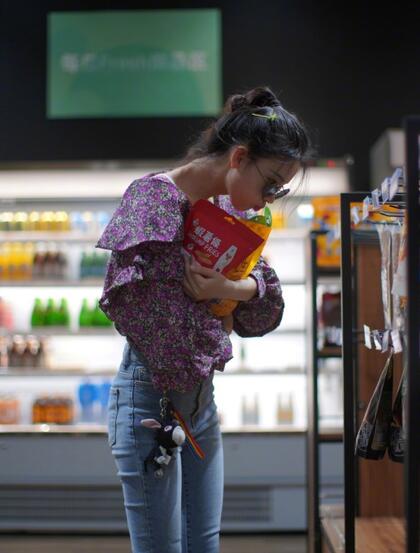 陈瑶穿着紧身牛仔裤现身超市，认真挑选商品的样子很可爱