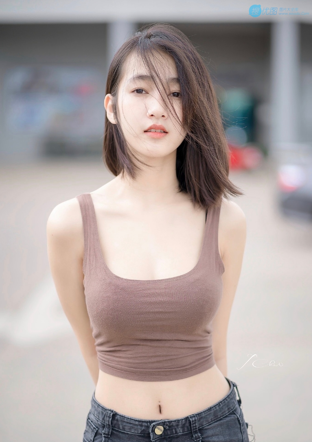 清新爱笑的女孩，背心牛仔裤性感可爱美女街拍写真图片套图8