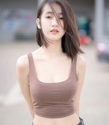 清新爱笑的女孩，背心牛仔裤性感可爱美女街拍写真图片组图8