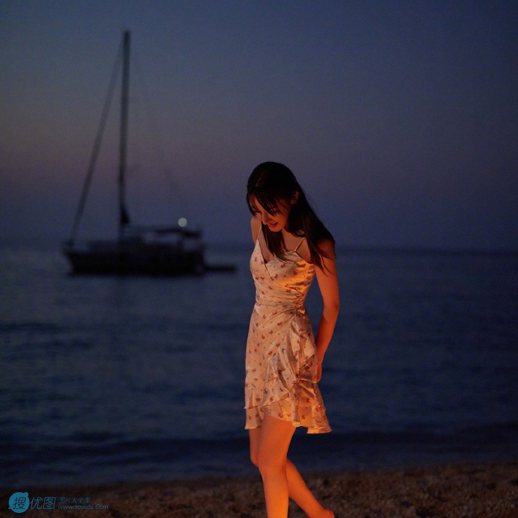 迪丽热巴着吊带裙夜晚海边唯美写真，手拿烟花笑容灿烂图片