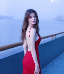 性感美艳红色露背装连衣裙欧美美女海边护栏美拍写真组图2