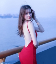 性感美艳红色露背装连衣裙欧美美女海边护栏美拍写真组图5