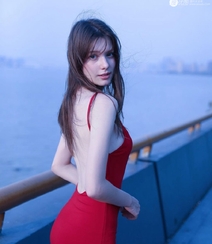 性感美艳红色露背装连衣裙欧美美女海边护栏美拍写真组图8