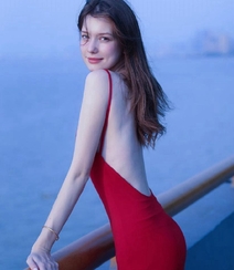 性感美艳红色露背装连衣裙欧美美女海边护栏美拍写真