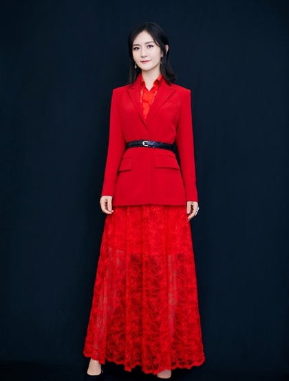 谢娜大红色西服套红裙魅力写真，舞台照气质图片