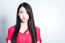 长发时候的三吉彩花时尚红裙写真桌面壁纸图片